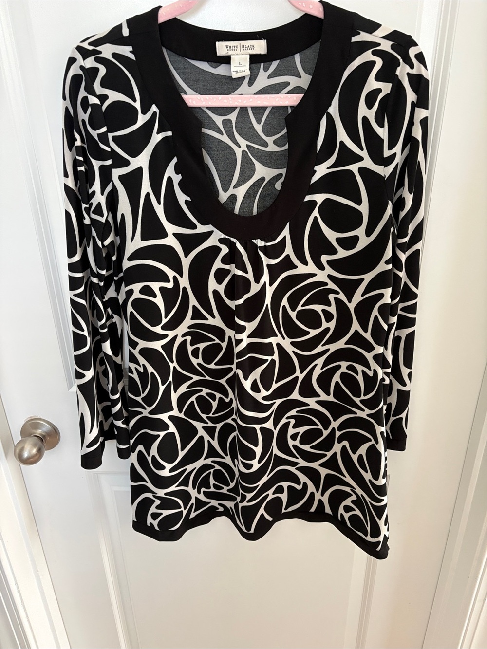 White House Black Market Black & White Floral Scoop Neck Long Sleeve Tunic